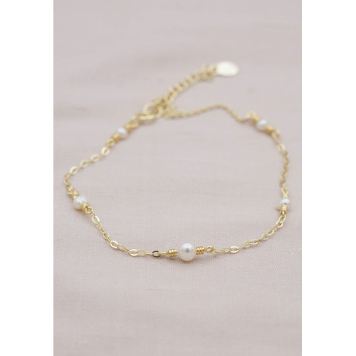 Gold anklet with 5 freshwater pearls around