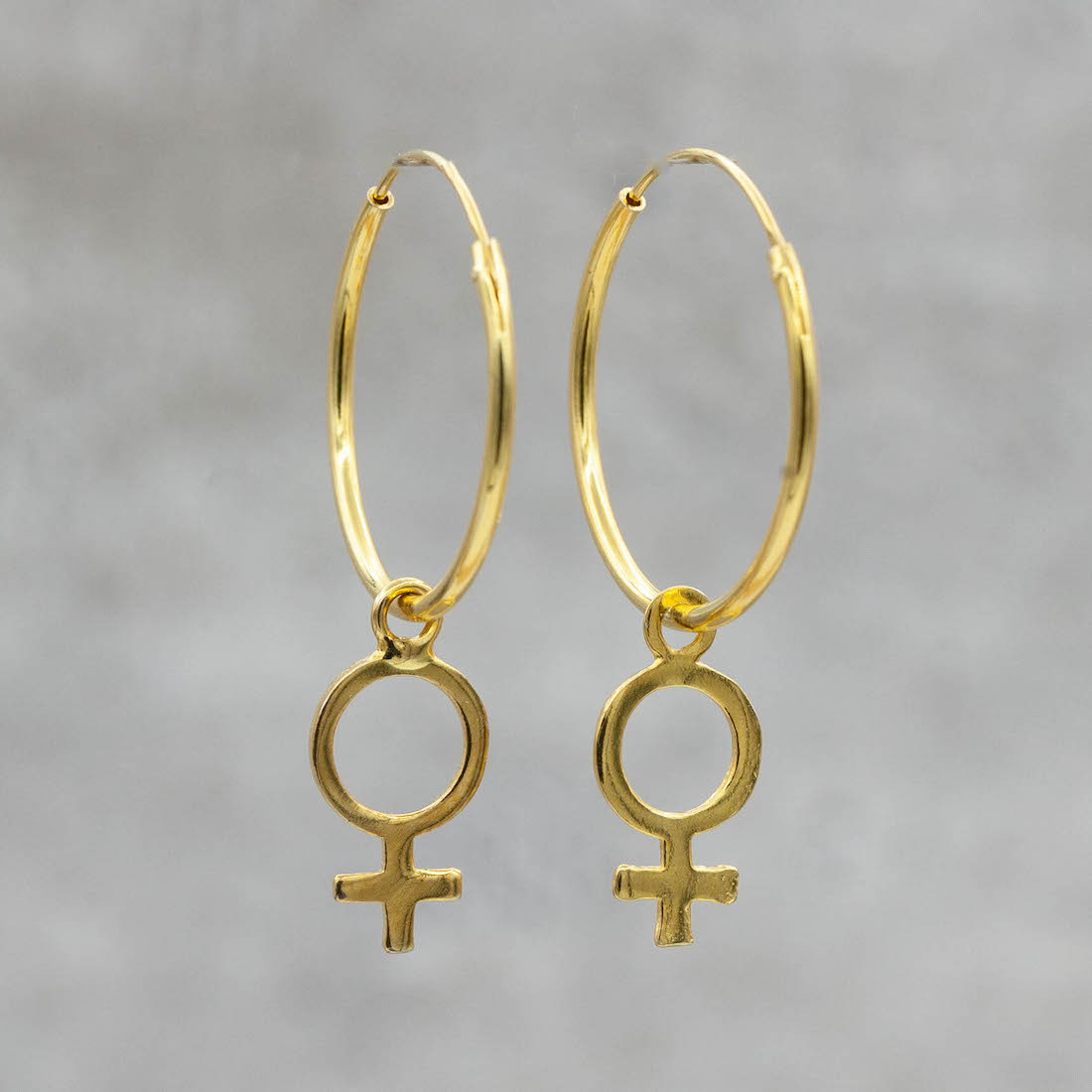 Guldörhängen stora creoler m kvinnotecken