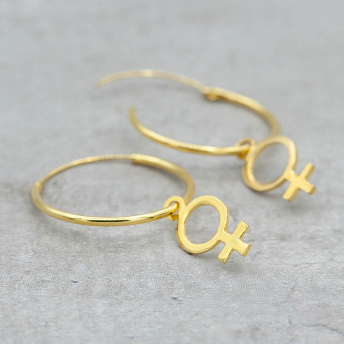 Guldörhängen stora creoler m kvinnotecken