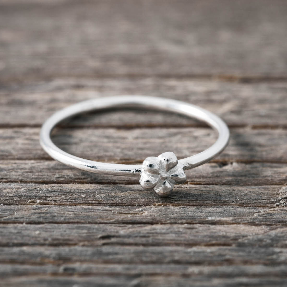 Silver ring mini flower