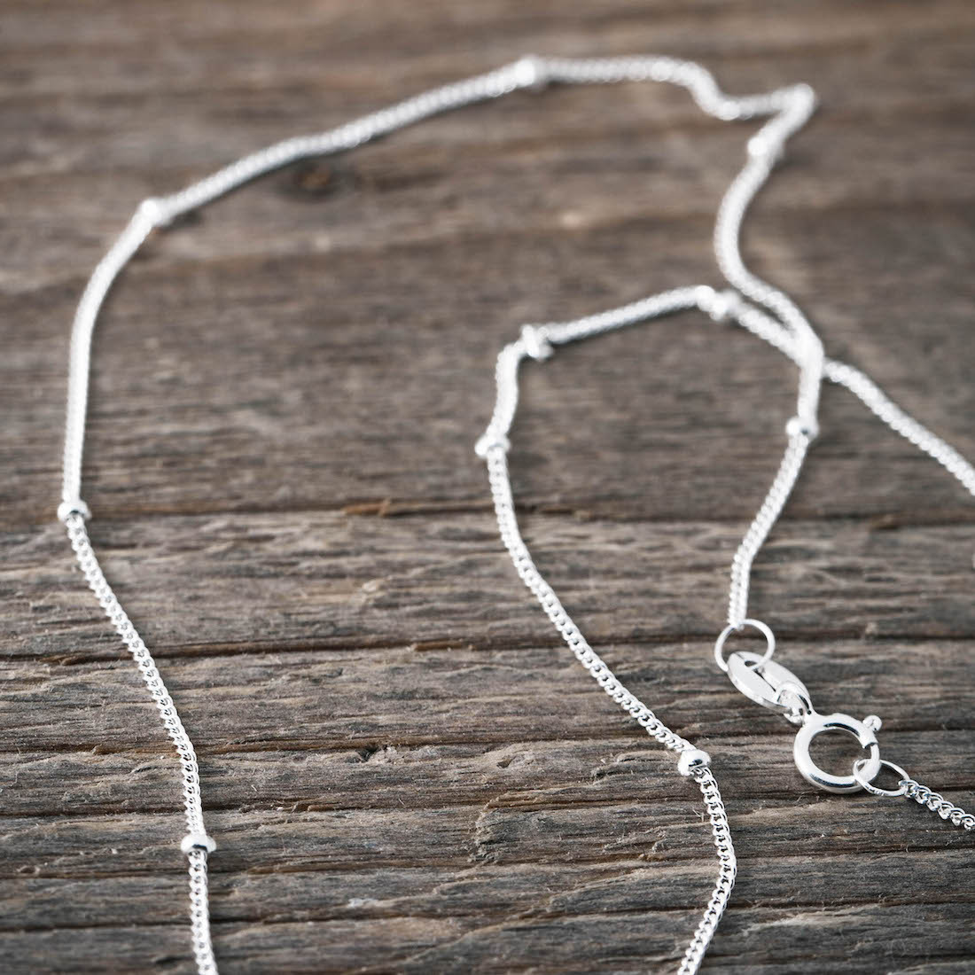 Silverhalsband tunn kort m kulor