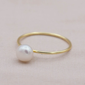 gold ring thinn with pearl
