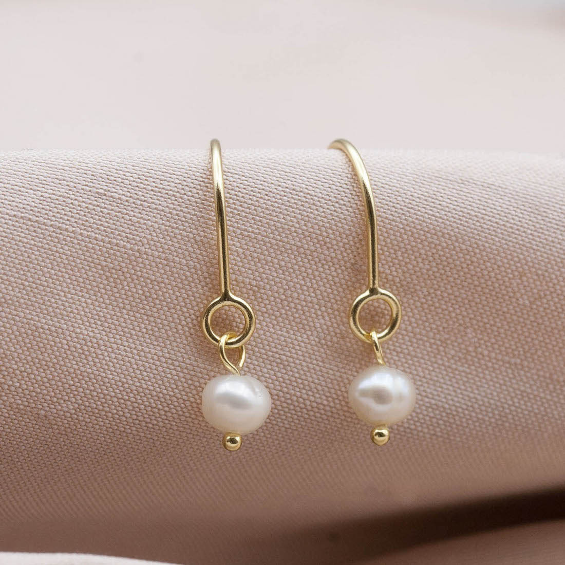 Guldörhängen "dra igenom" med sötvattenspärla 