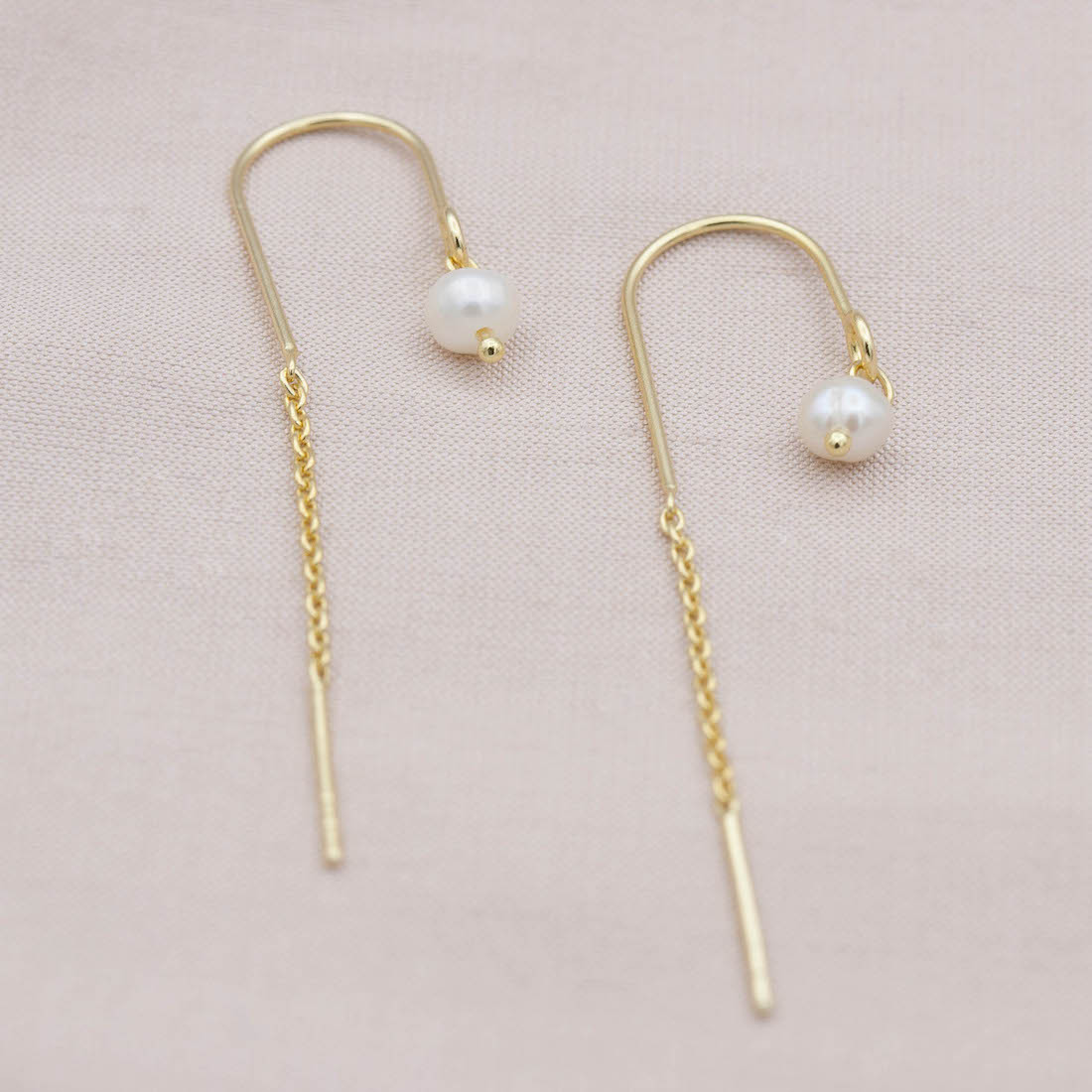 Guldörhängen "dra igenom" med sötvattenspärla 