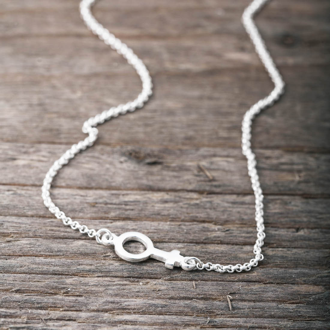 Silverhalsband kvinnotecken