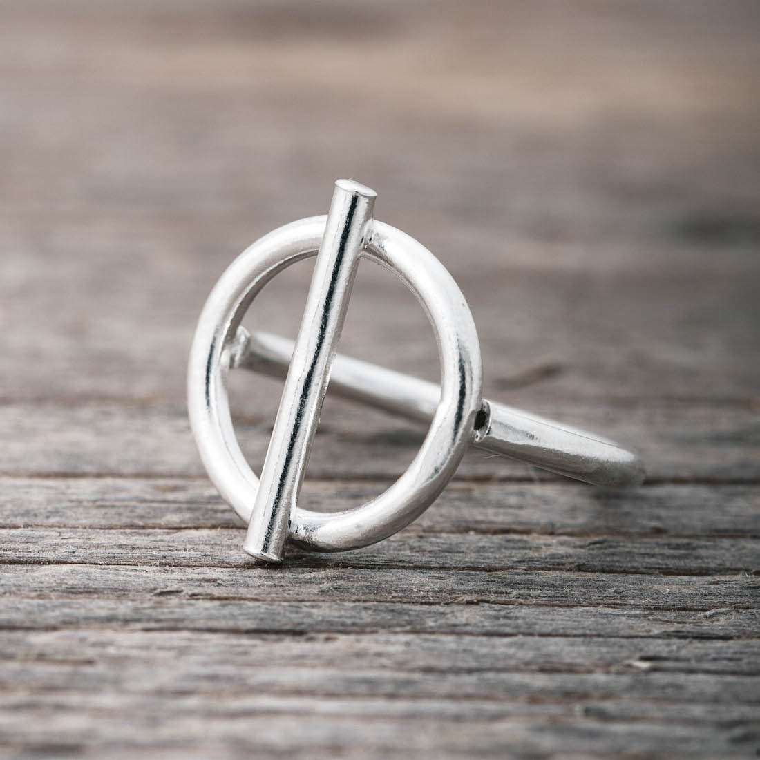 Silver ring T-bar
