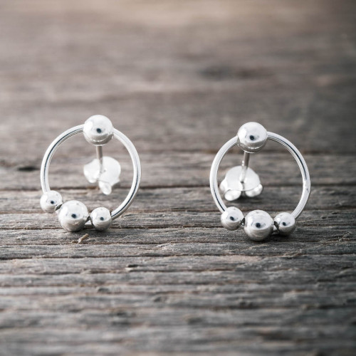 Silverörhängen hängande ring med kulor