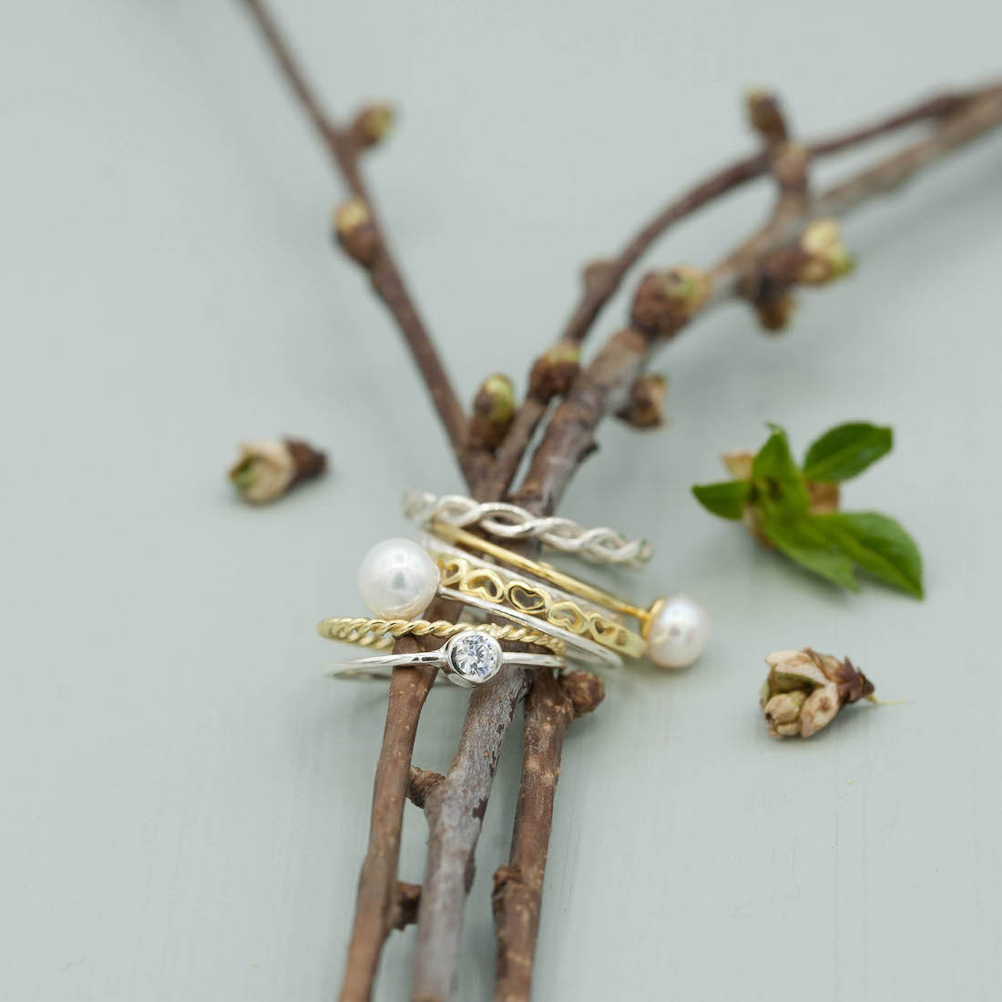 gold ring thinn with pearl