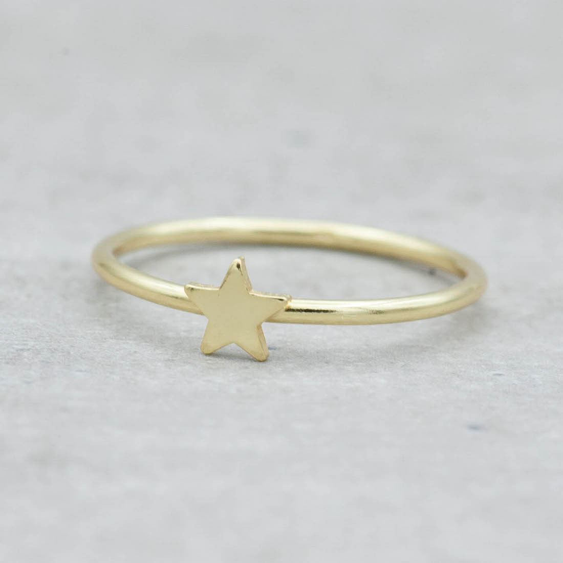 Gold ring thinn with small star