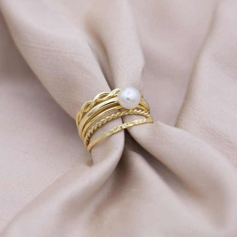 Gold ring hammered