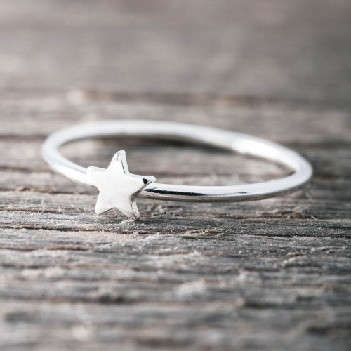 Silverring tunn med stjärna