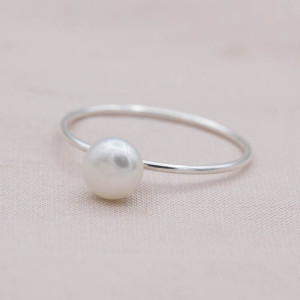 Silver ring thinn with pearl