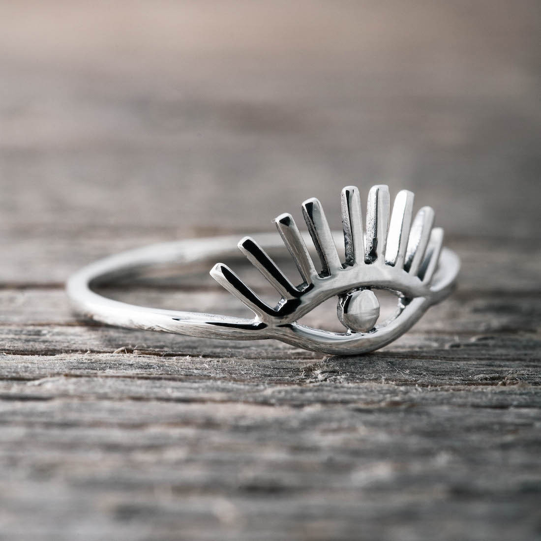 Silver ring eye