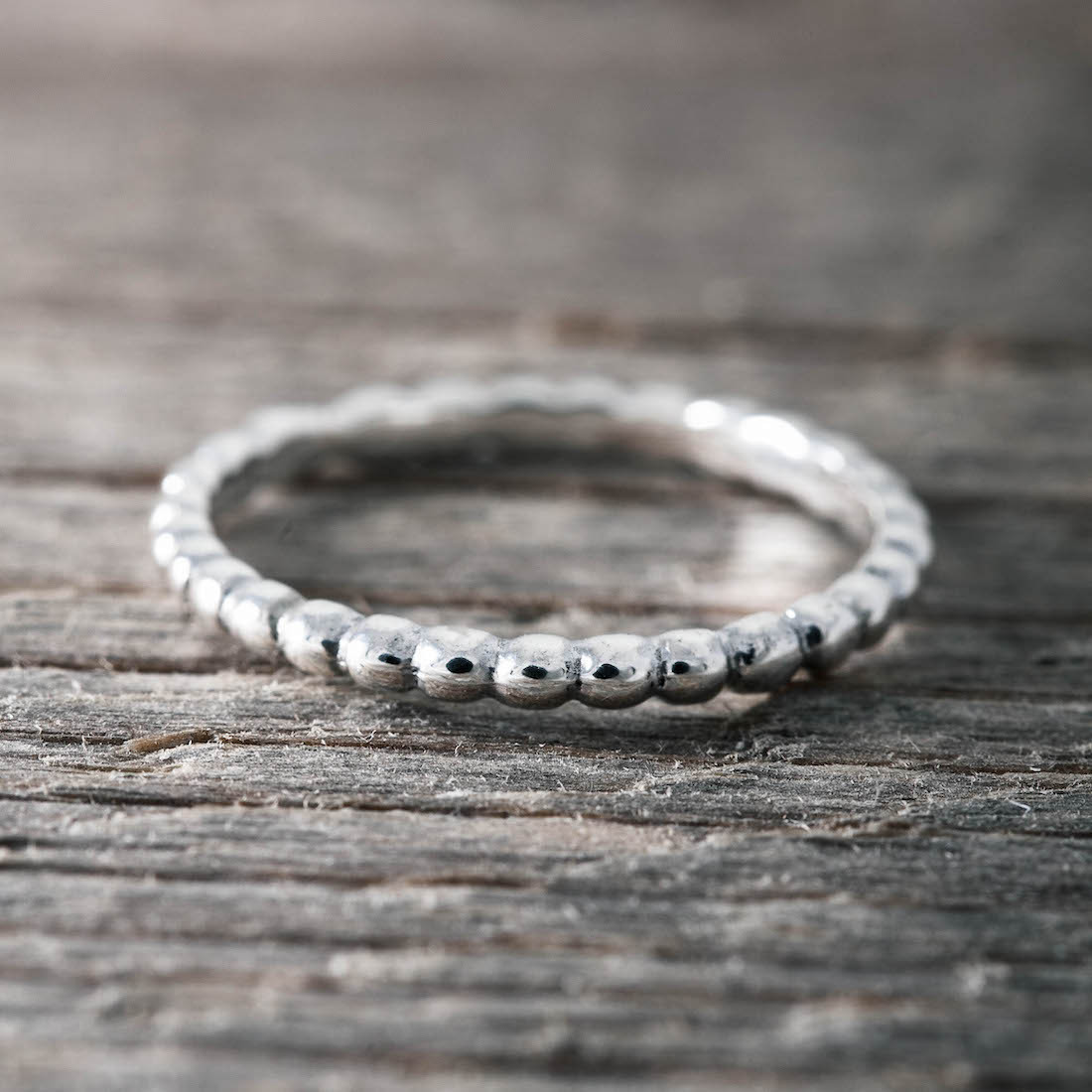 Silverring med små pluppar