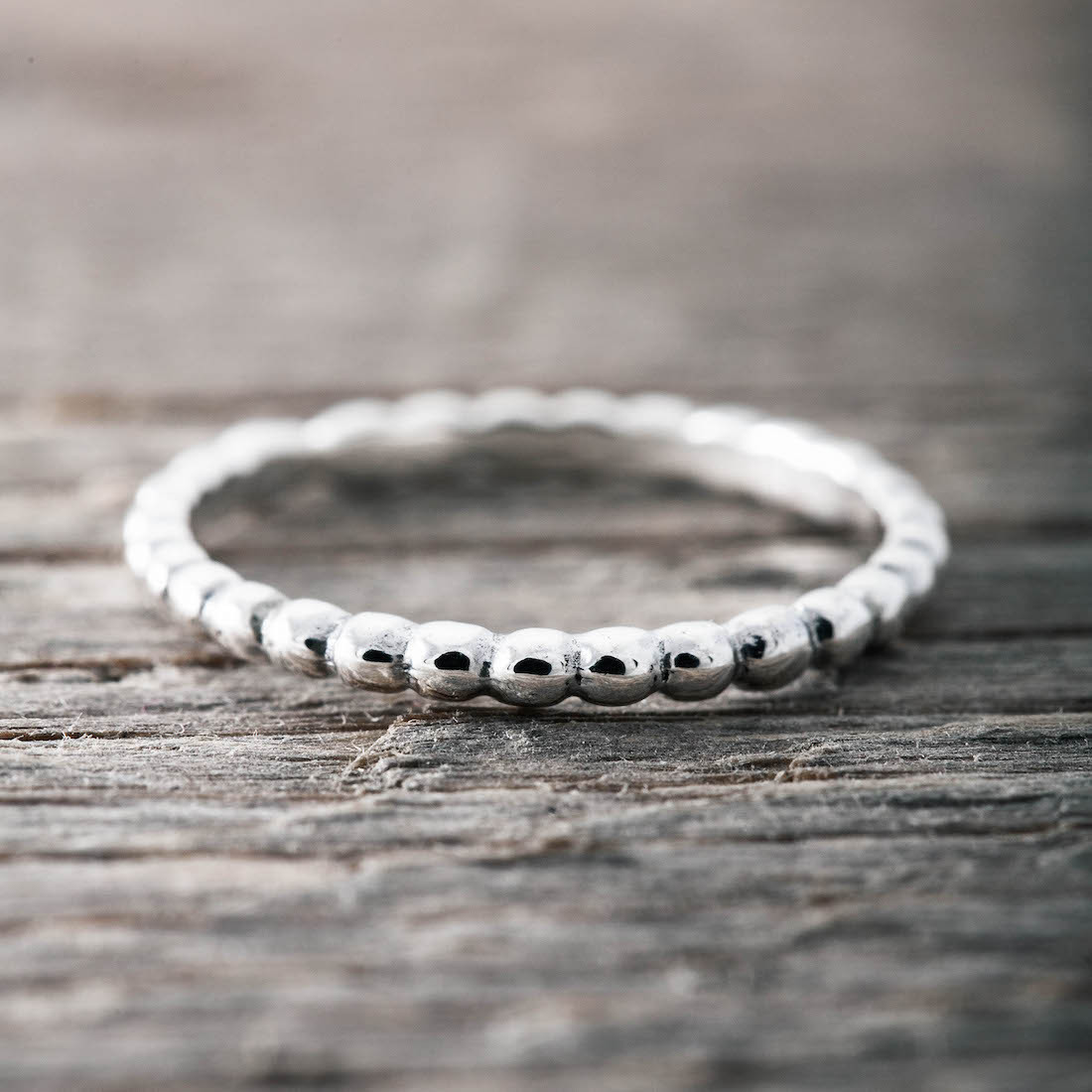 Silverring med små pluppar