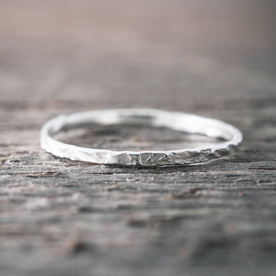 Silverring tunn hamrad