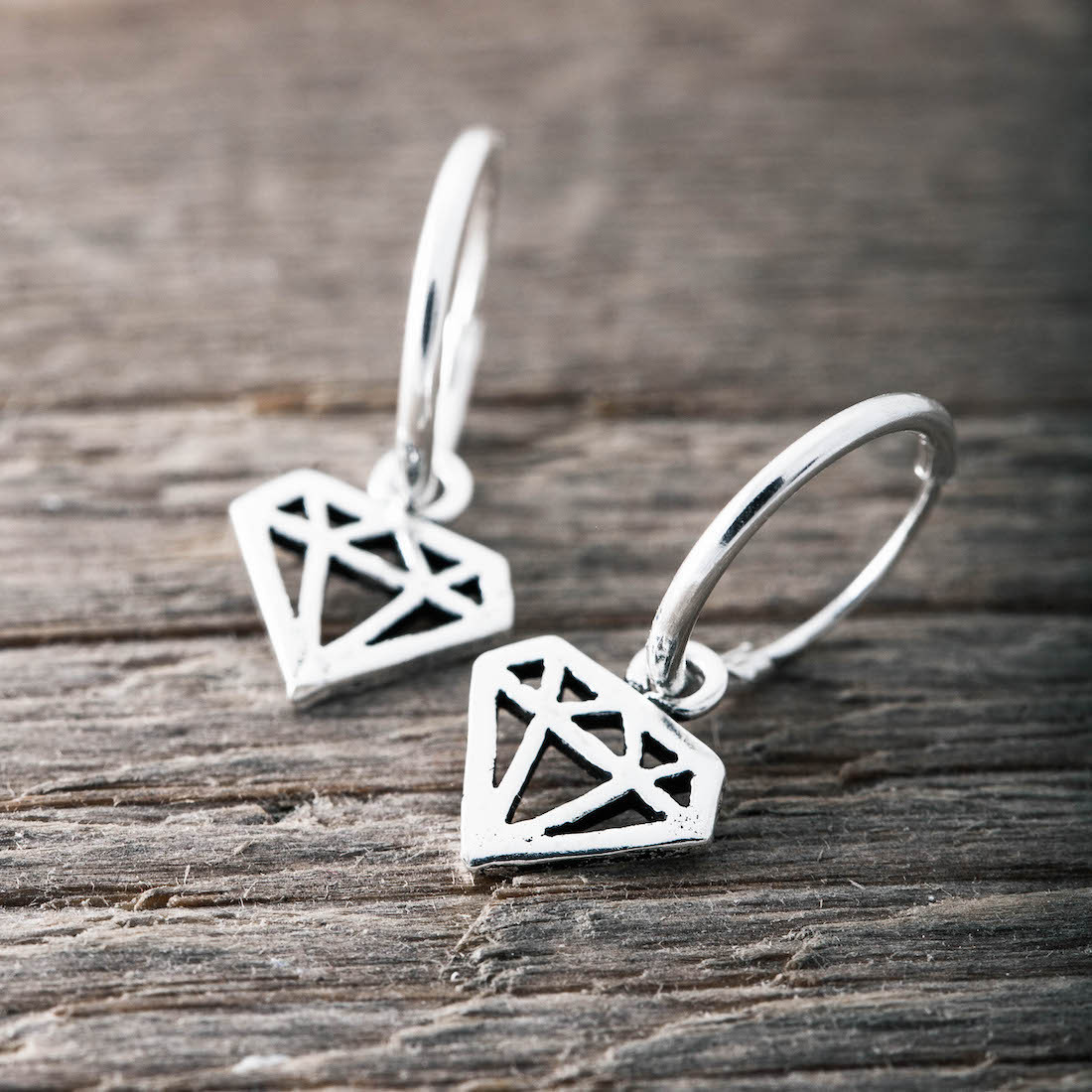 Silverörhängen creoler med Diamant