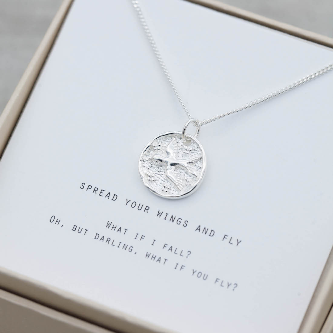 Silverhalsband lucky coin svala