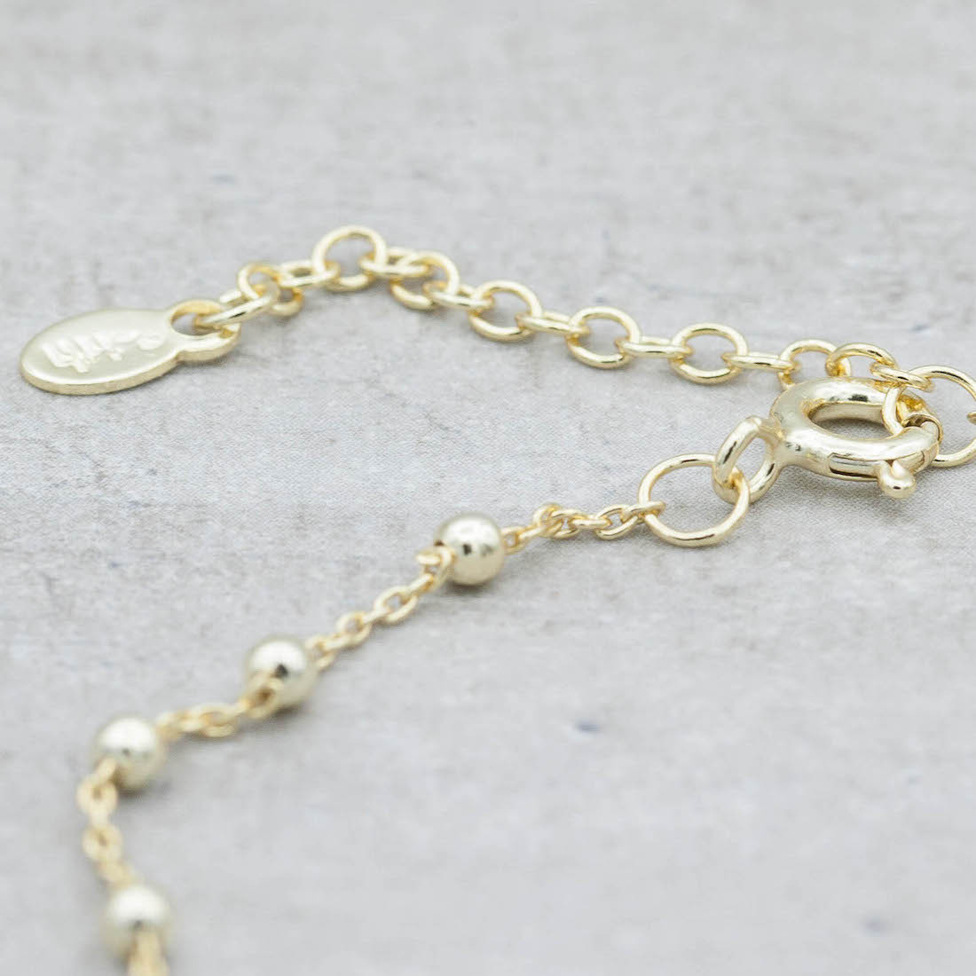 Guldarmband tunn länk med kulor