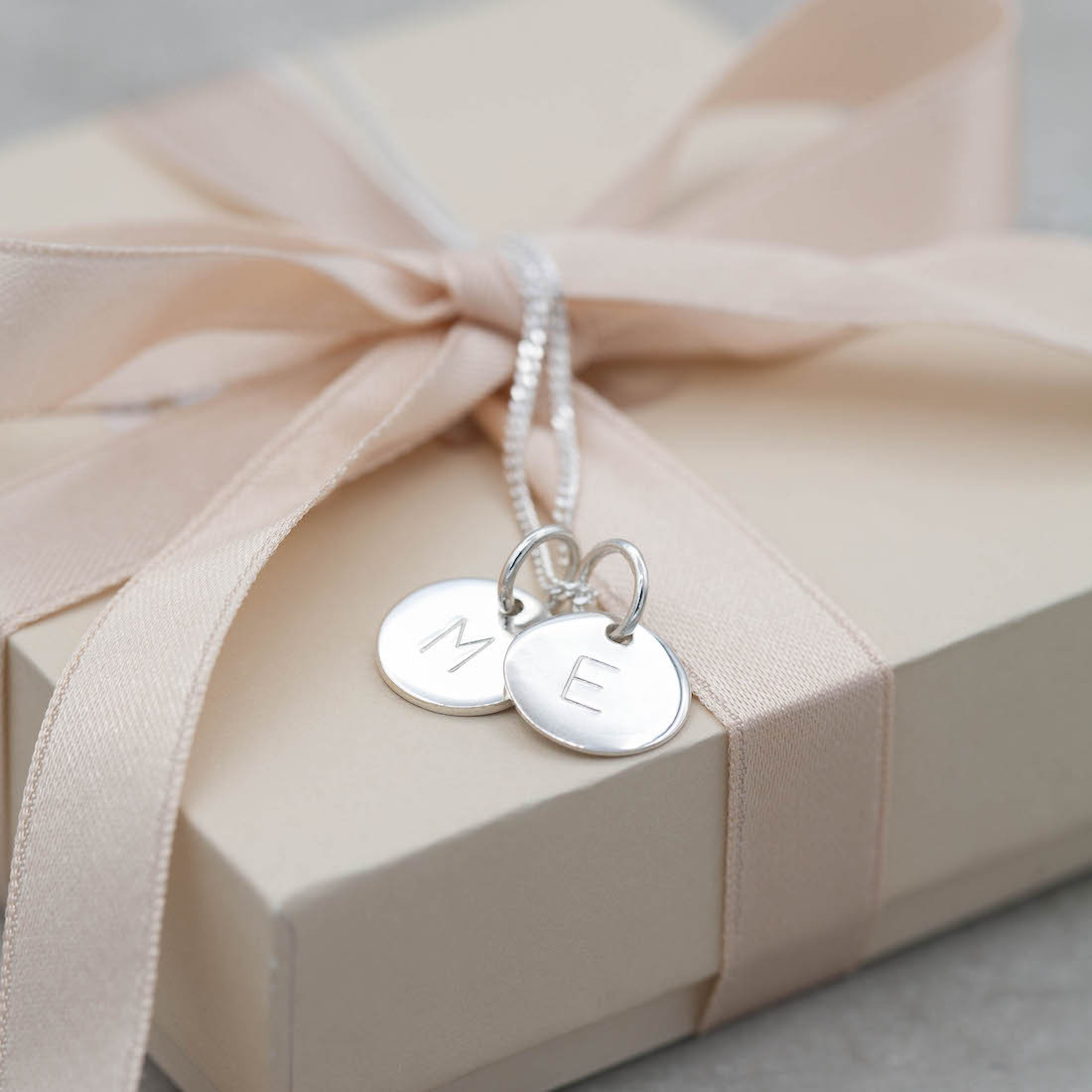 Silverhalsband family tag