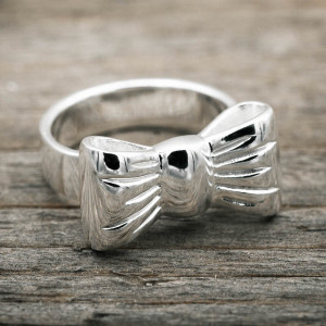 Silver ring bow