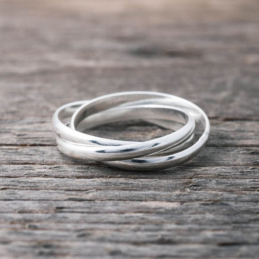 Silverring tre i en