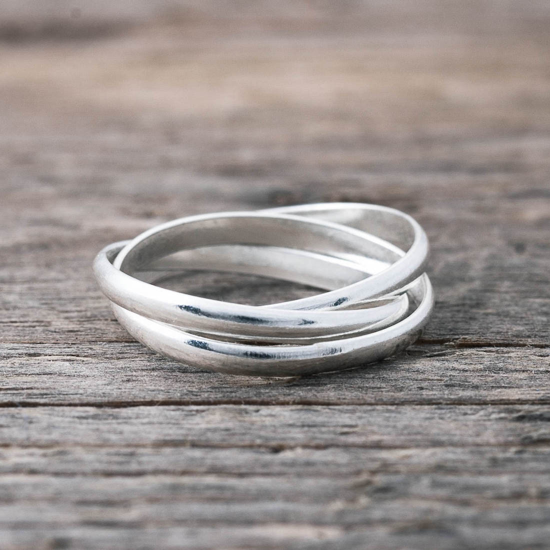 Silverring tre i en