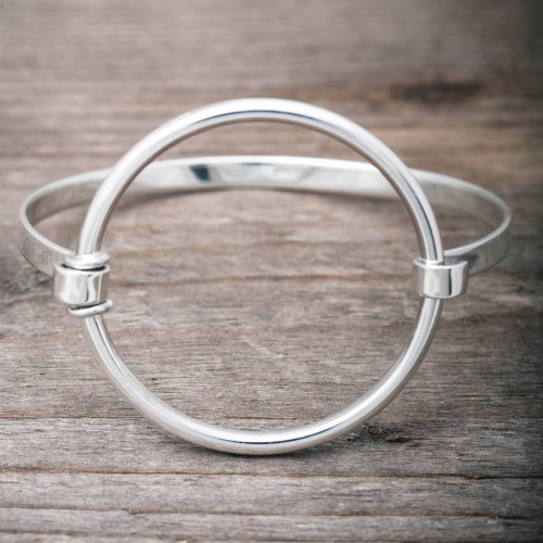 Silverarmaband stelt med stor ring