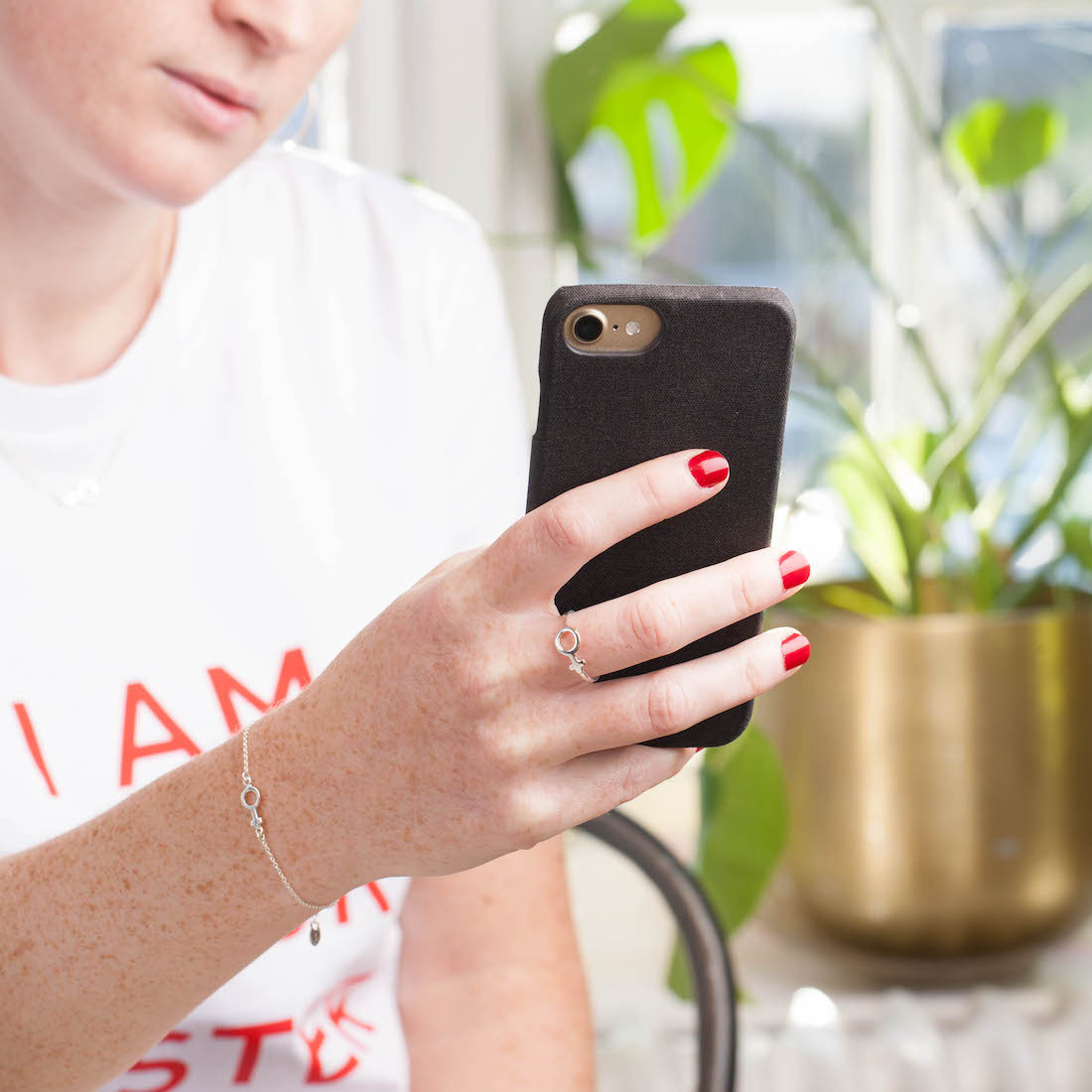 Silverarmband kvinnotecken