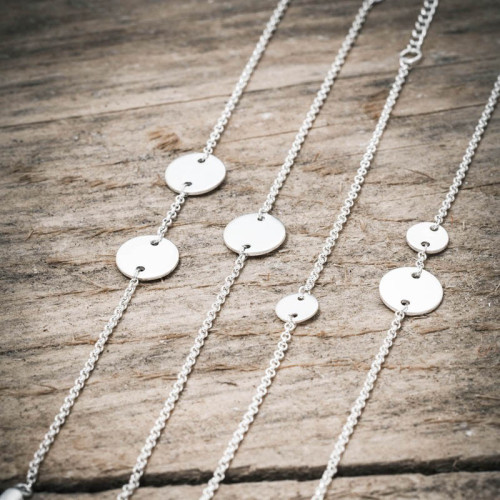 Silverarmband en liten bricka