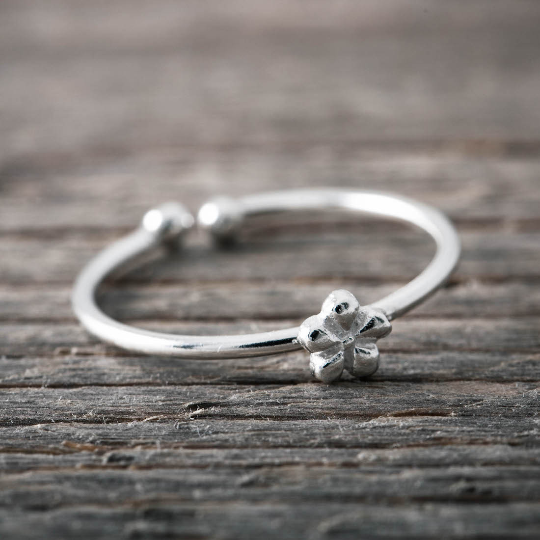 Silver ring mini flower