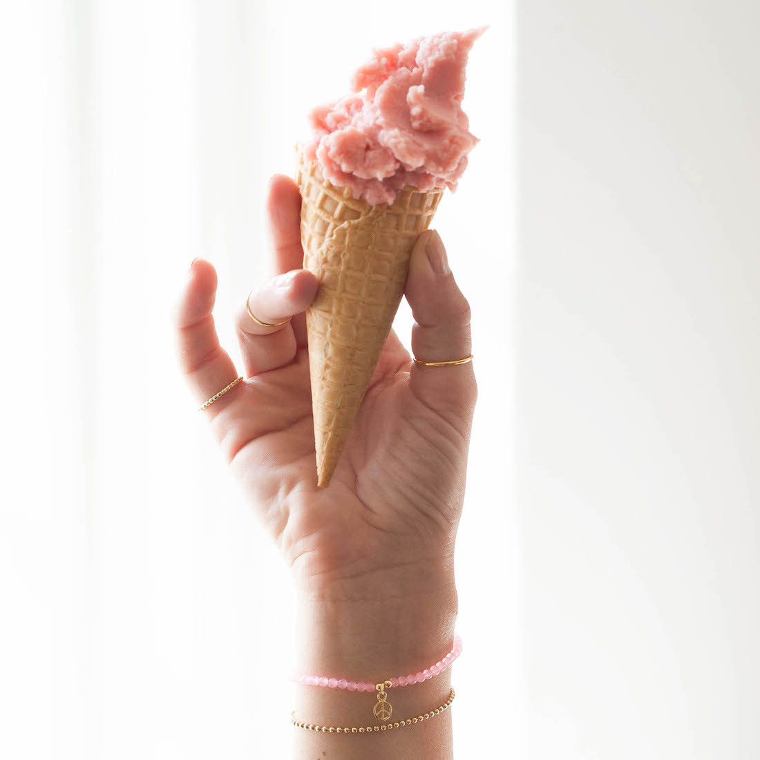 Modellbild - Guldarmband rosenkvarts med peacesymbol