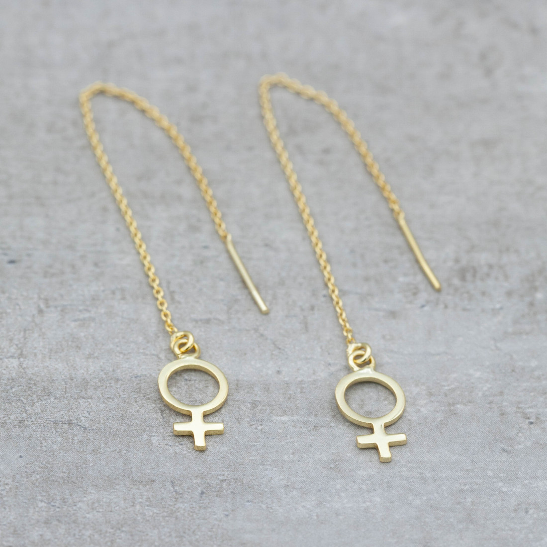 Guldörhängen stort kvinnotecken i kedja