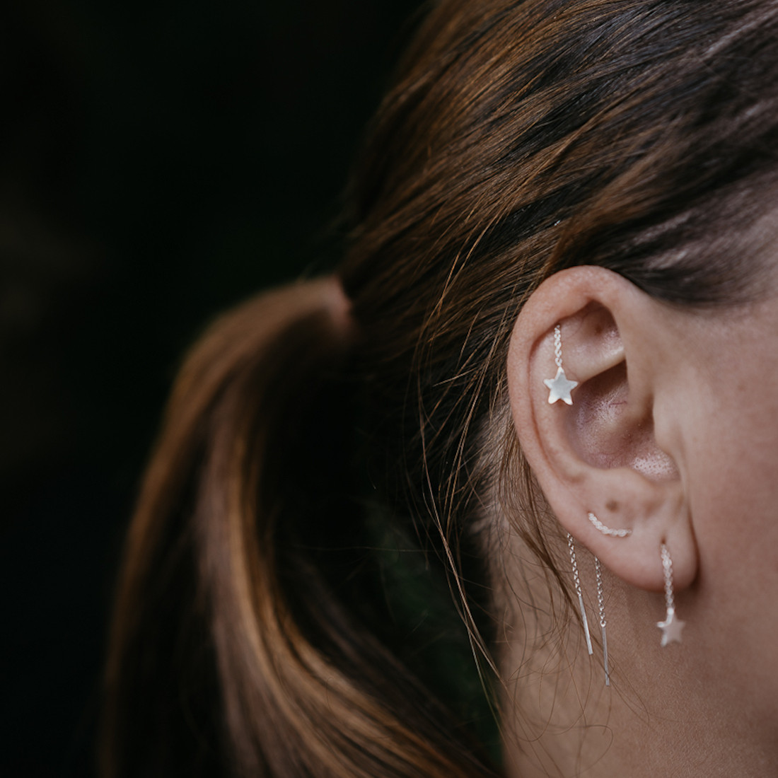 Silver earrings treaded chain with star
