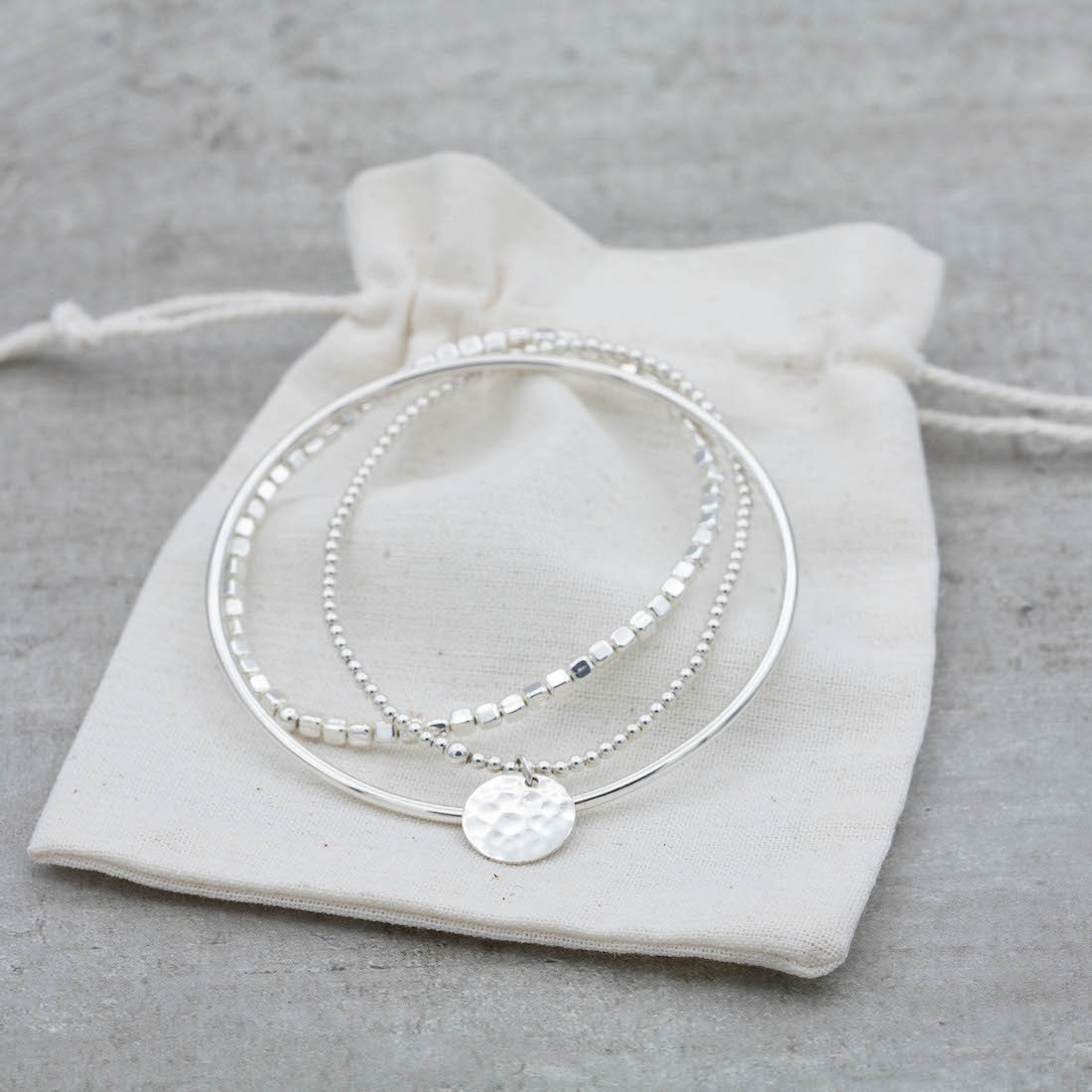 Silver bracelet elastisc with silver cubes