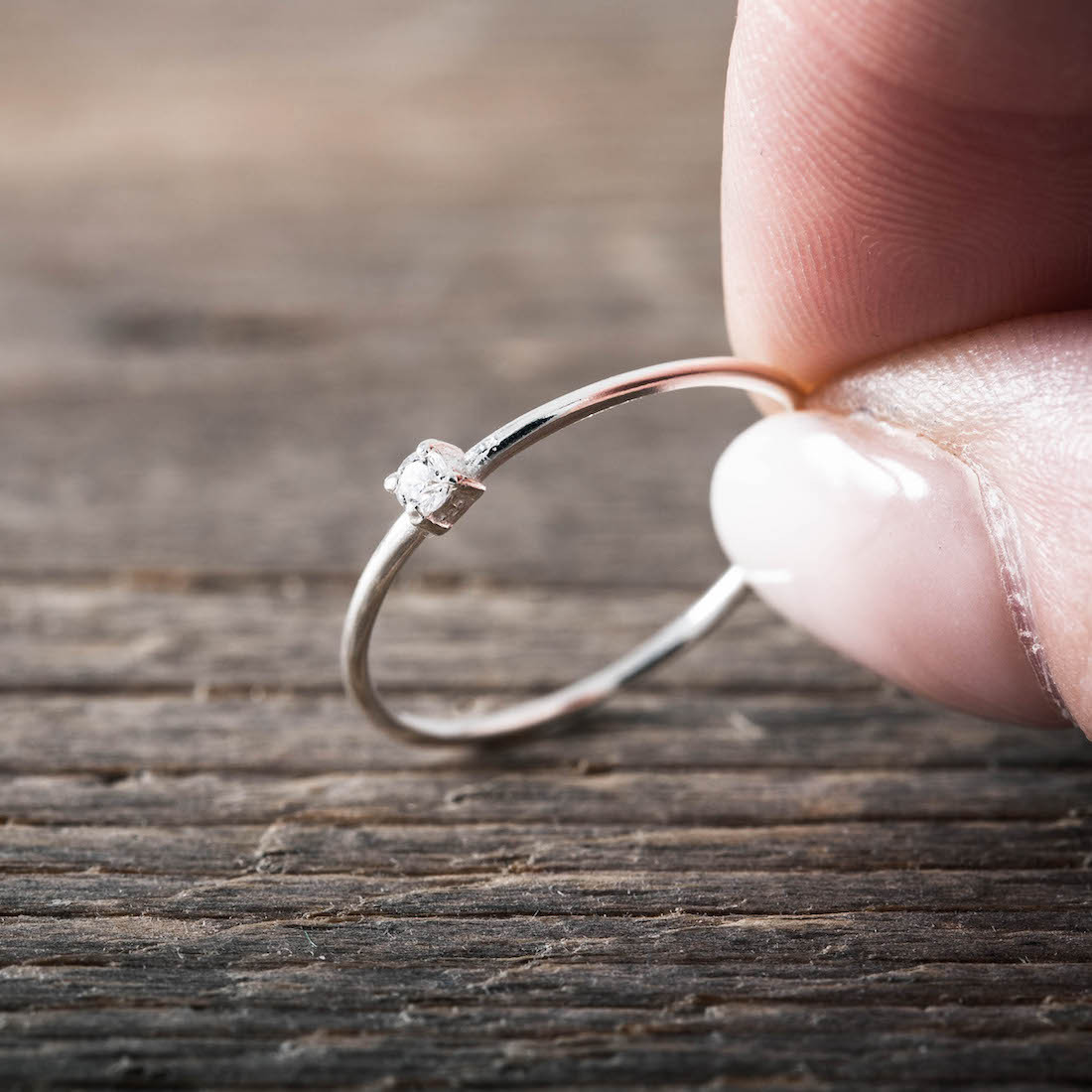 Silver ring super thin w prong setting C/Z stone
