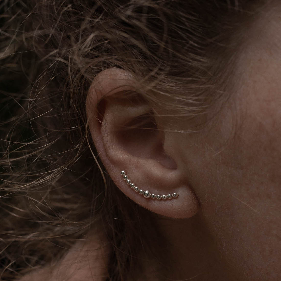 Silverörhängen ear climber små kulor