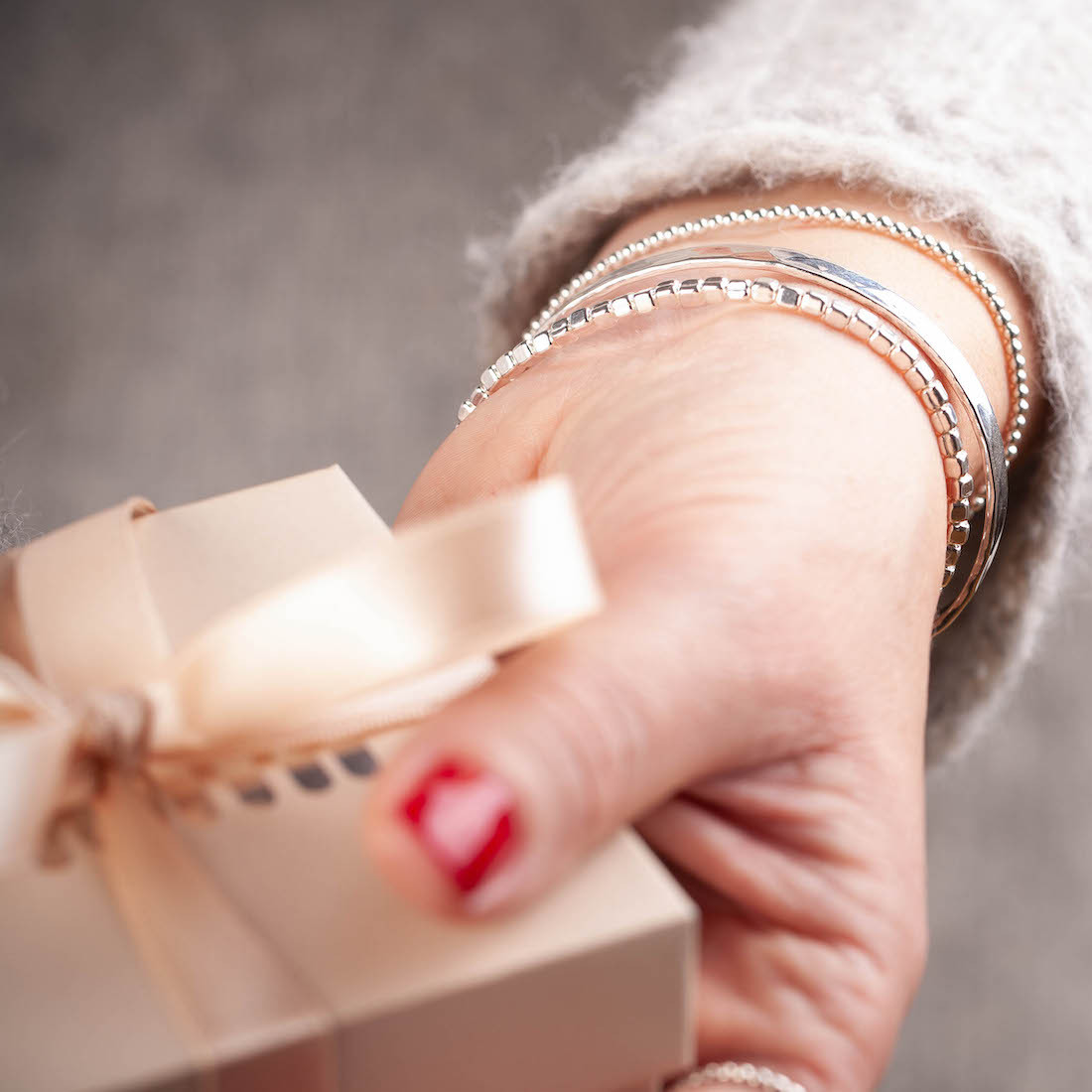 Silverarmband stelt hamrat