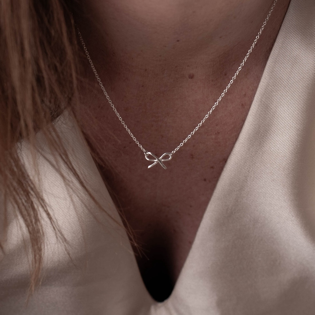 Silver necklace small bow