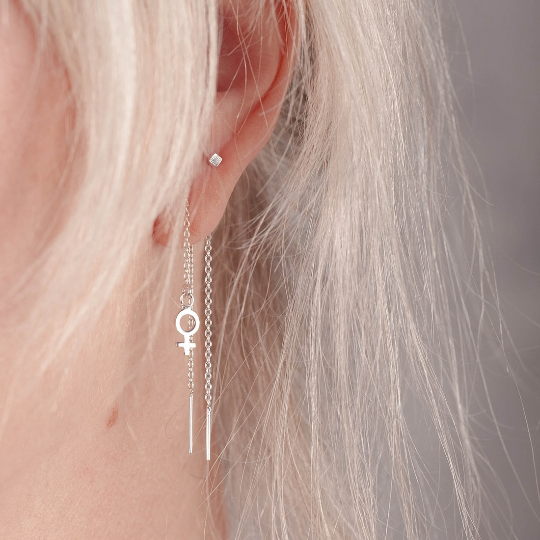 Silverörhängen minikvinnotecken i kedja