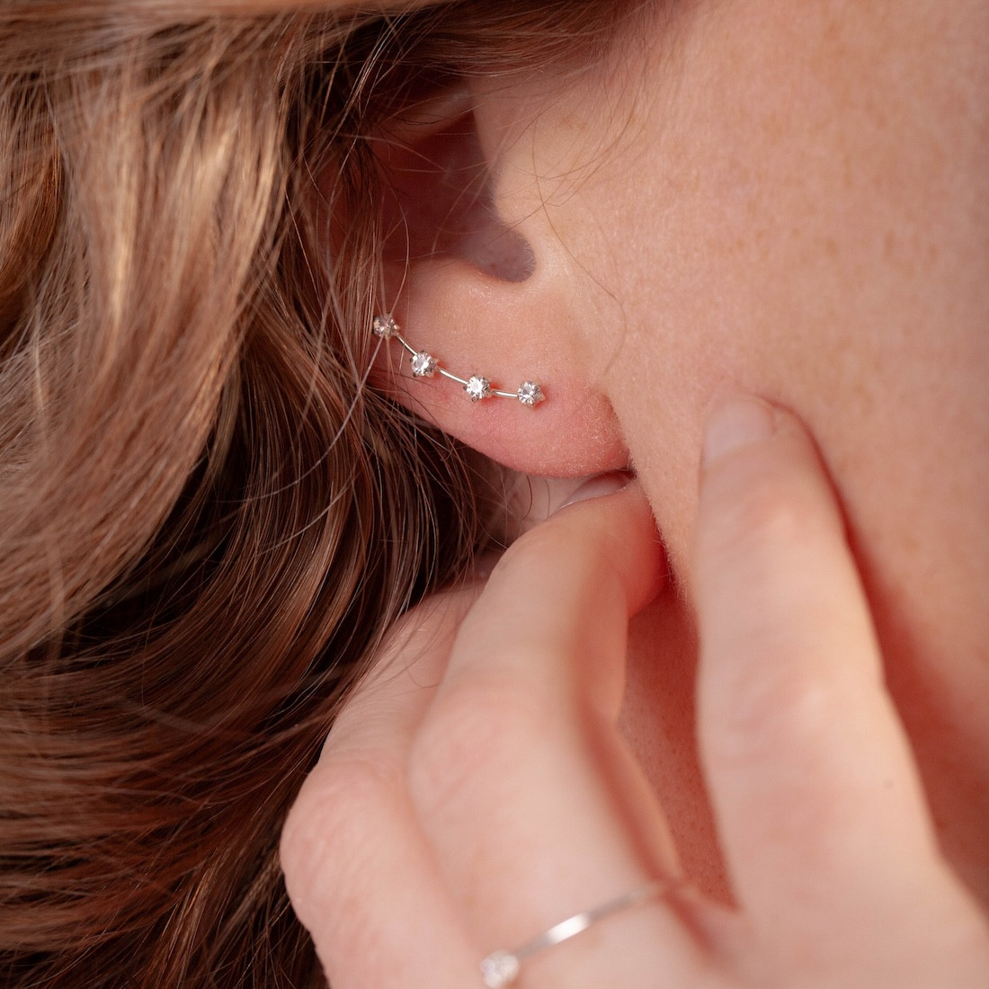 Silverörhängen ear climber stenar
