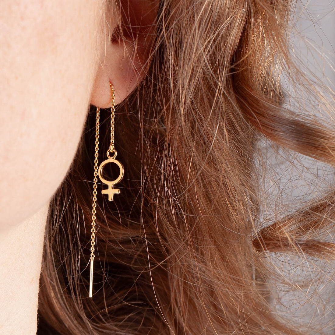 Modellbild - Guldörhängen stort kvinnotecken i kedja
