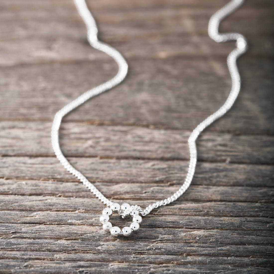 Silverhalsband cirkel m pluppar