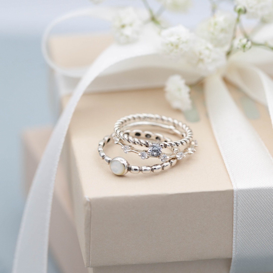 Silverring vita stenar