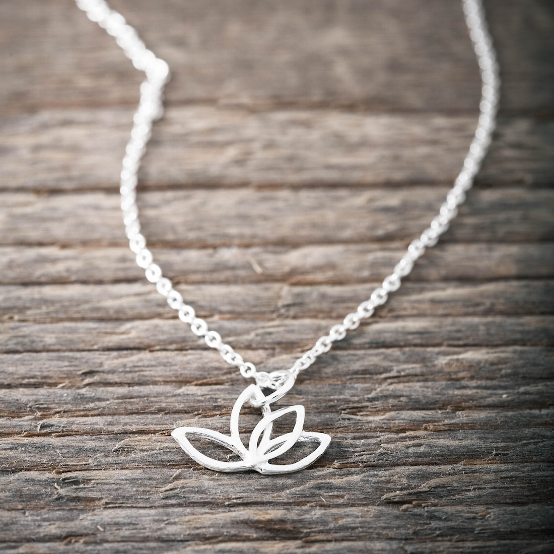Silverhalsband Lotusblomma