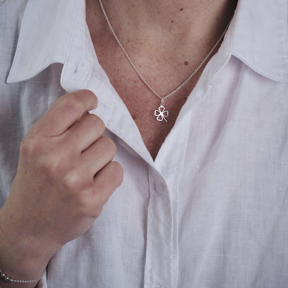 Silver necklace four leaf clover