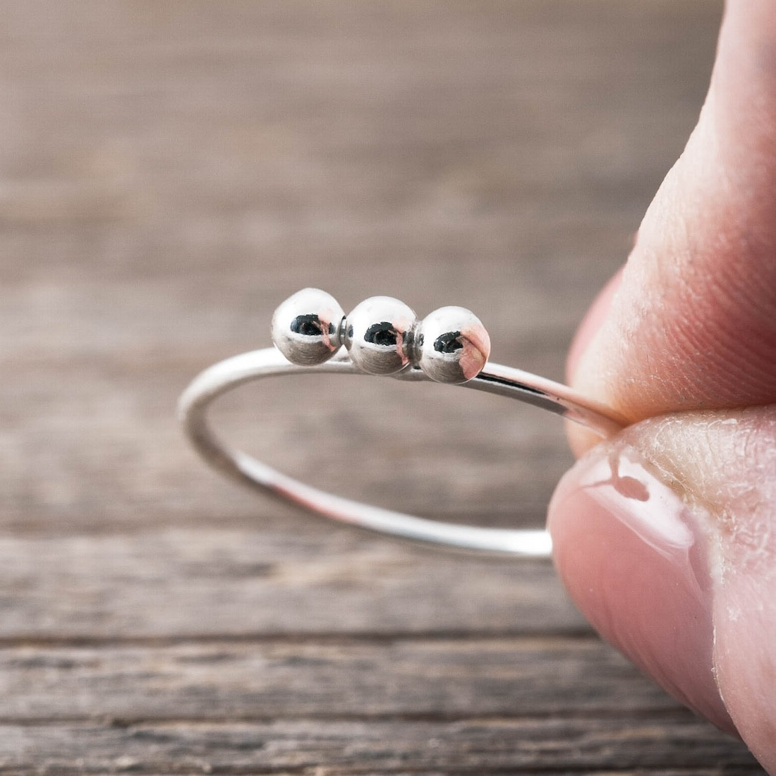 Silverring tunn med tre kulor