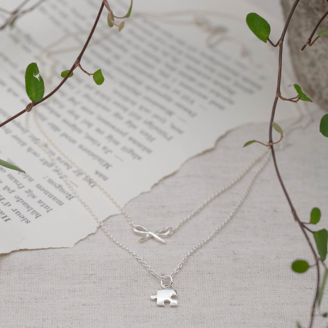 Silverhalsband liten pusselbit