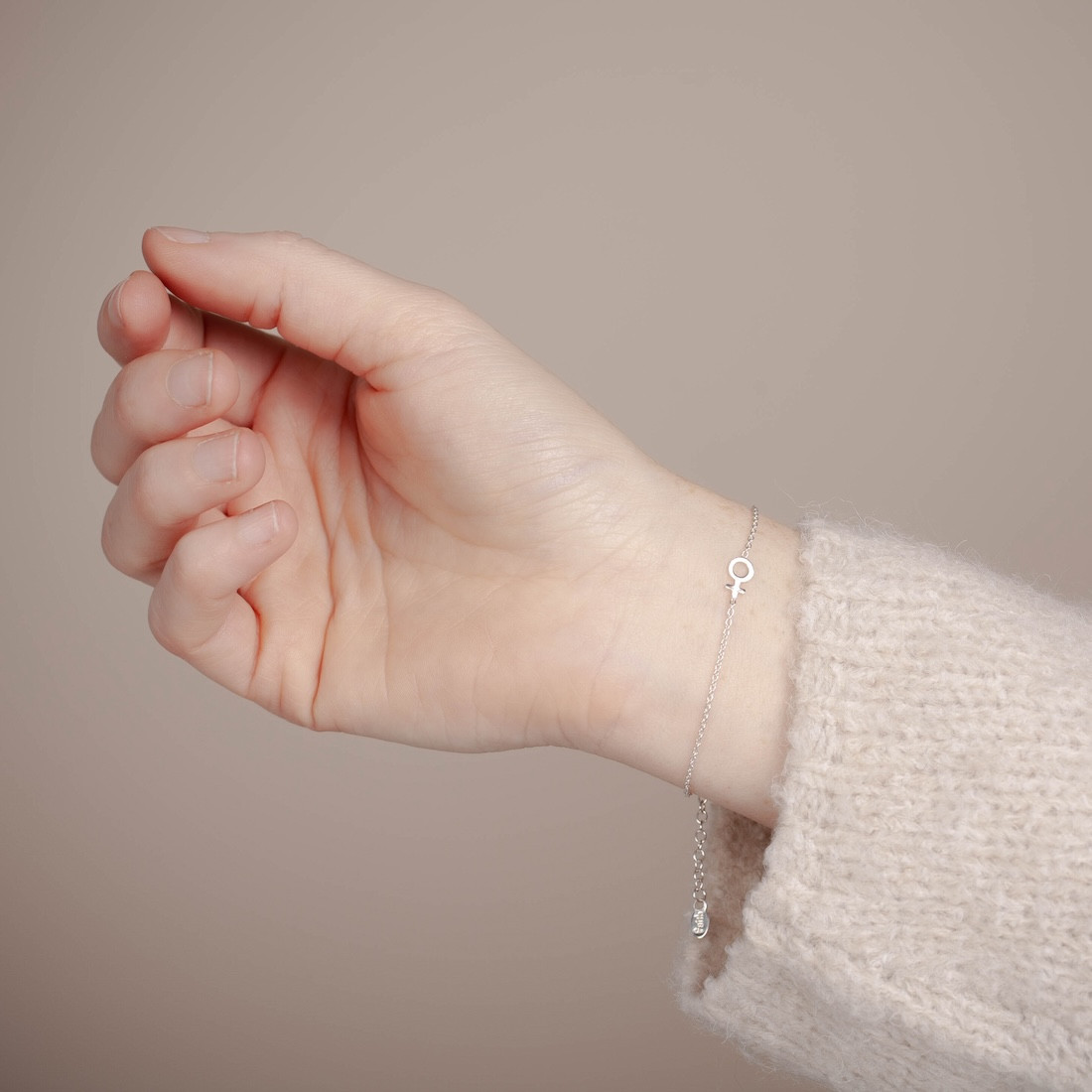 Silverarmband minikvinnotecken