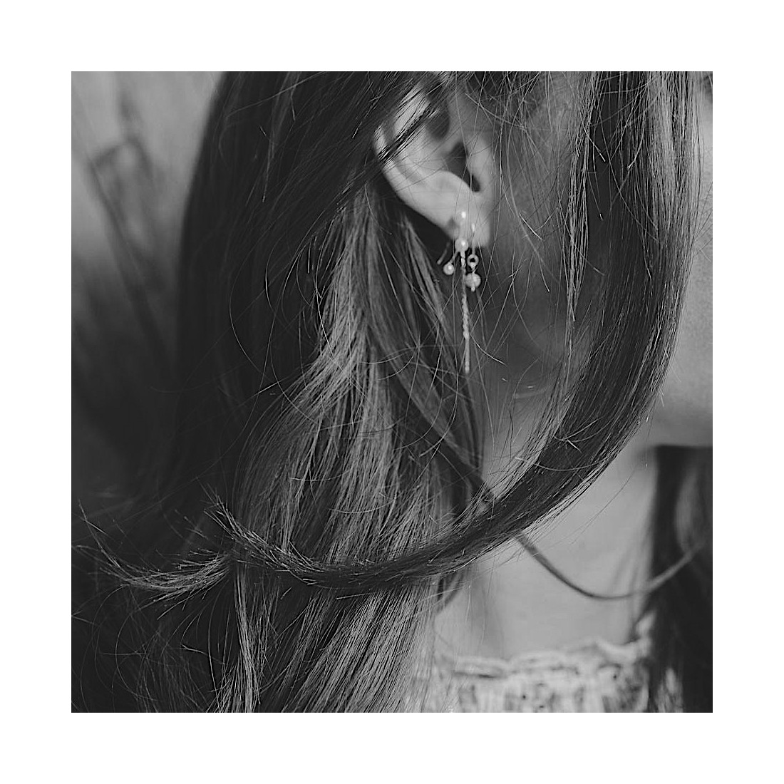 Modellbild - Guldörhängen "dra igenom" med karneol